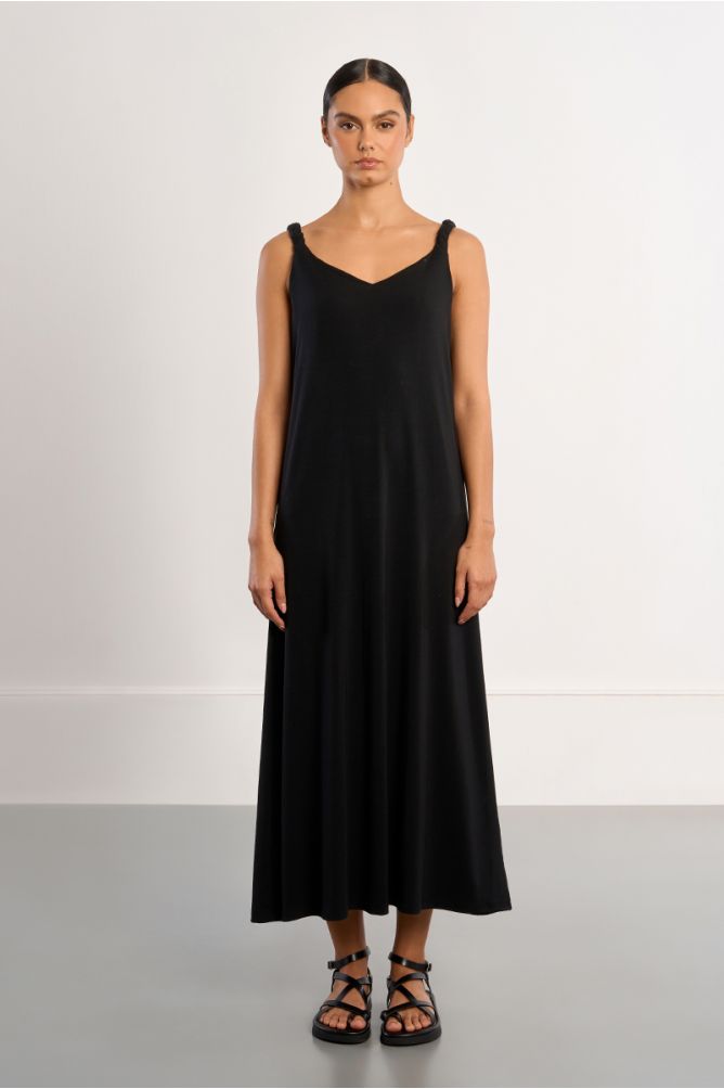 Vestido largo, de tirantes.