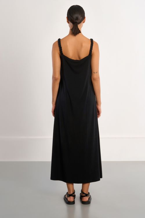 Vestido largo, de tirantes.