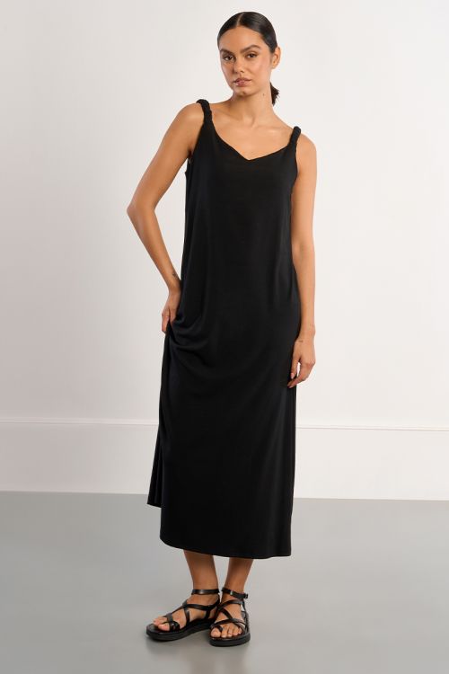Vestido largo, de tirantes.