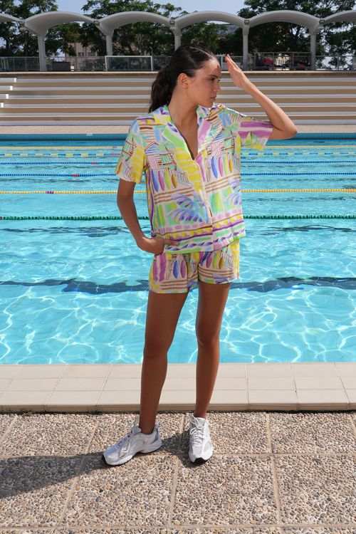 Short de mujer corto, estampado fantasía.