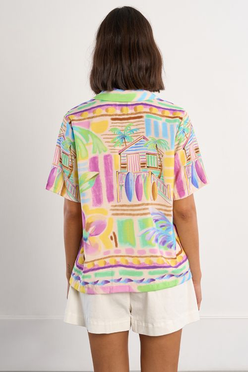 Camisa de mujer de manga corta, con estampado, cuello y solapa.