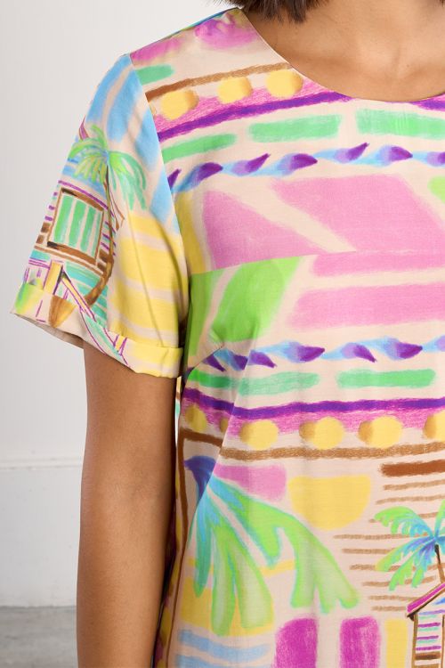 Vestido de manga corta, con estampado.