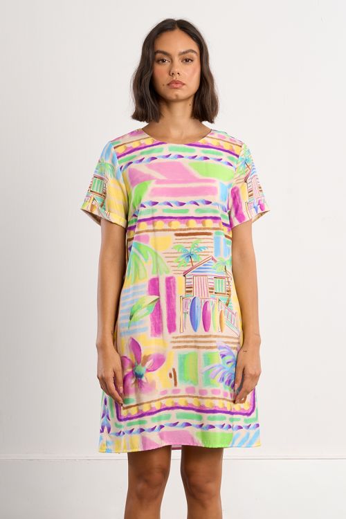 Vestido de manga corta, con estampado.