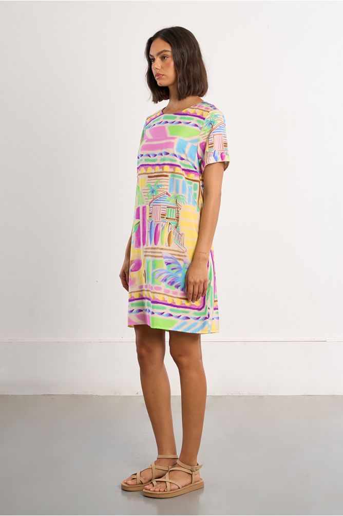 Vestido de manga corta, con estampado.