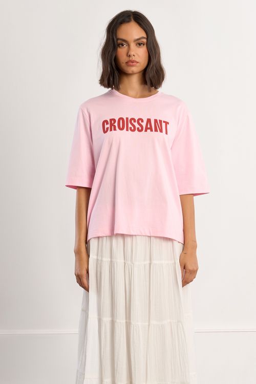 Camiseta de mujer de manga corta, con estampado.