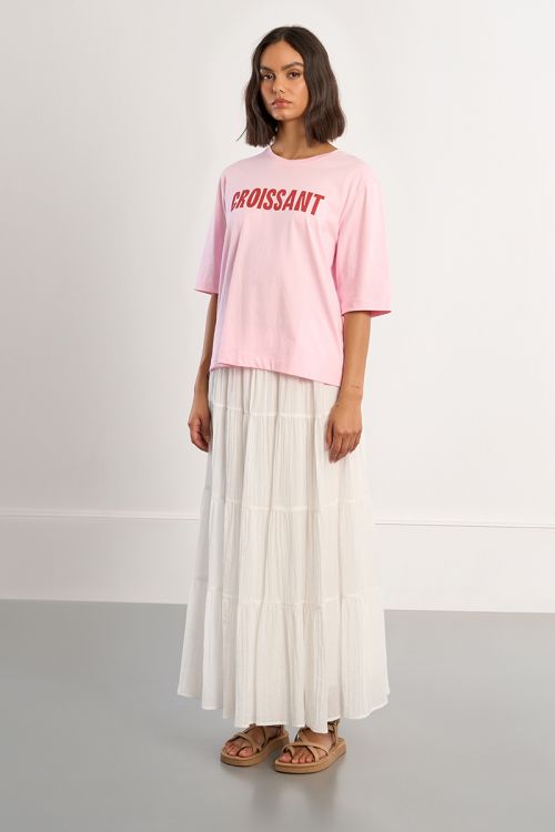 Camiseta de mujer de manga corta, con estampado.