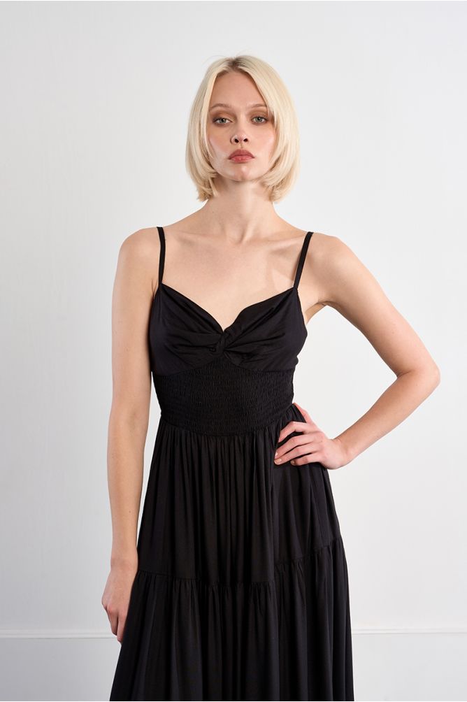 Vestido largo, de tirantes, con volantes.