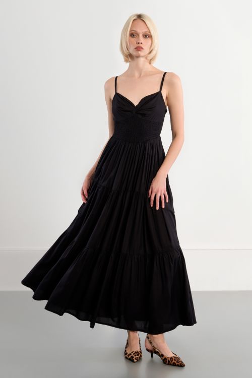 Vestido largo, de tirantes, con volantes.