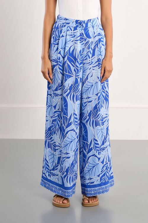 Pantalón de mujer largo, amplio, con estampado tropical.