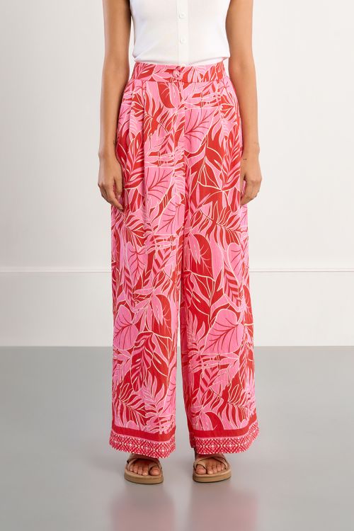 Pantalón de mujer largo, amplio, con estampado tropical.