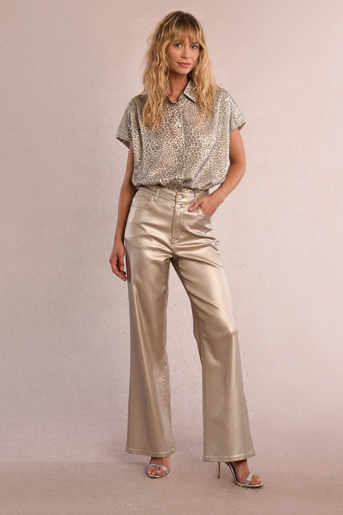 Pantalón de mujer largo, en color metalizado.