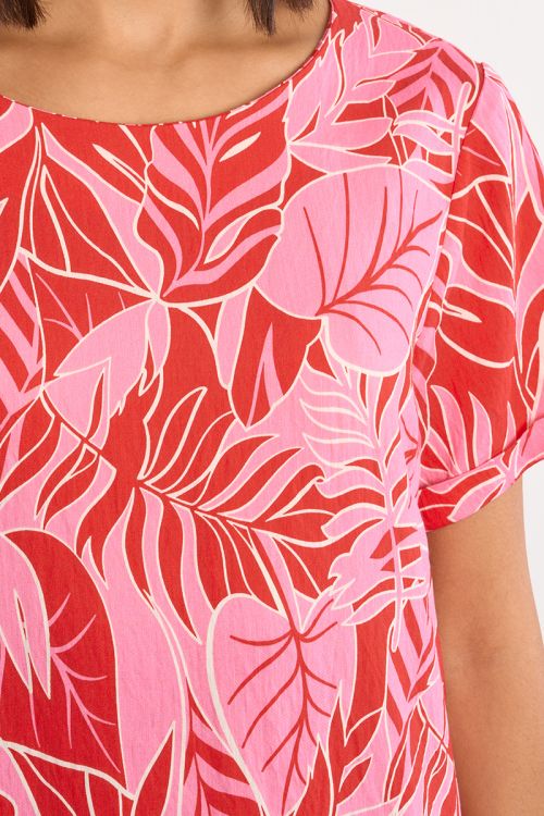 Vestido de manga corta, con estampado tropical.