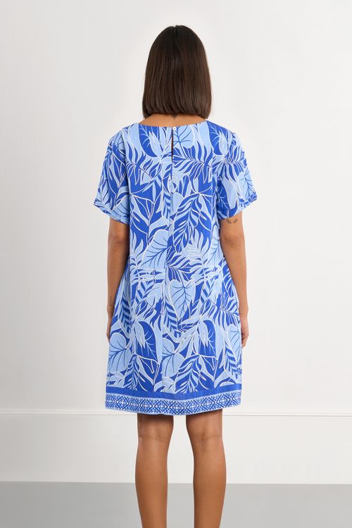 Vestido de manga corta, con estampado tropical.