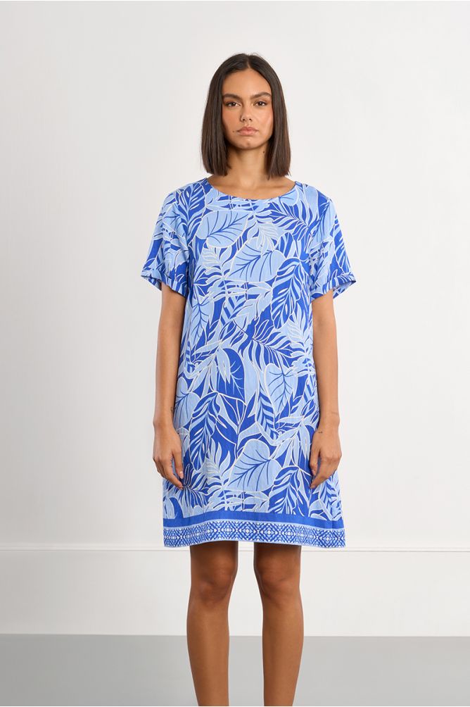 Vestido de manga corta, con estampado tropical.