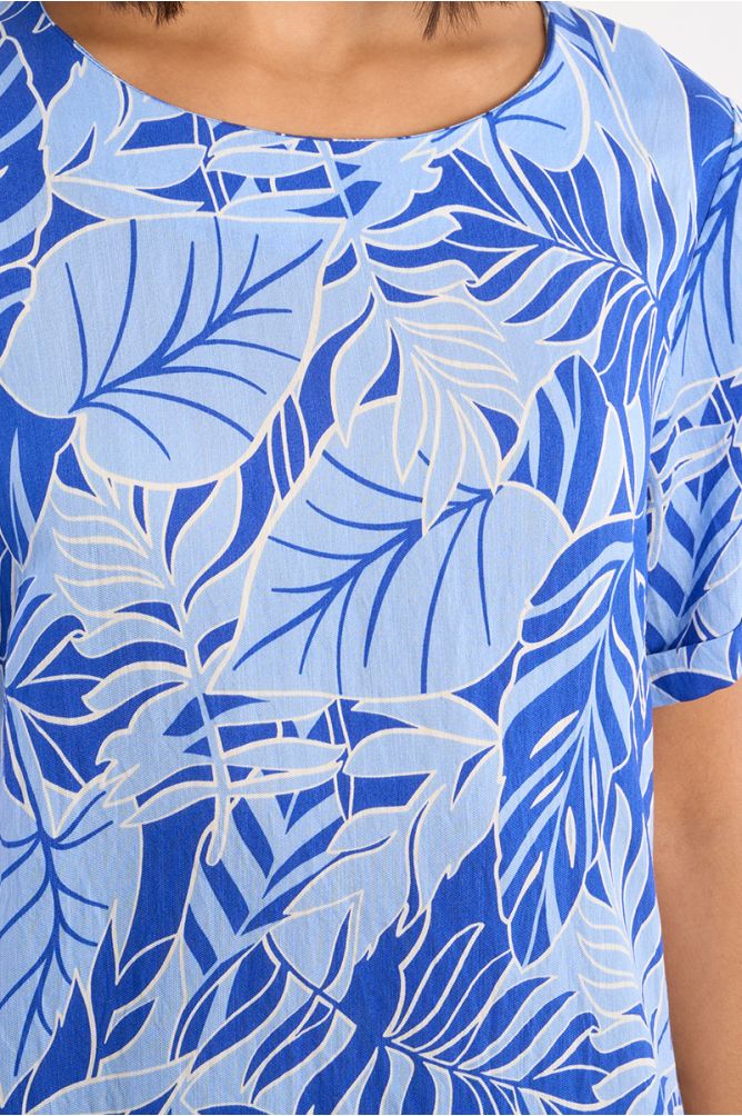 Vestido de manga corta, con estampado tropical.
