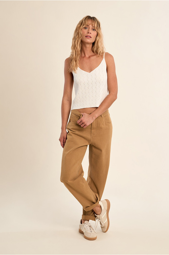 Pantalón de mujer tobillero, cinco bolsillos.