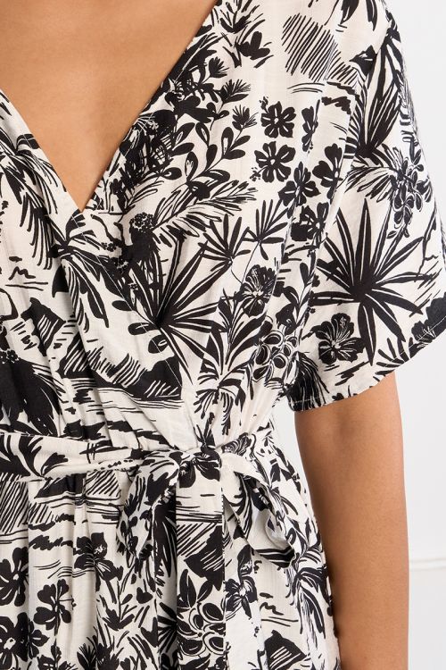 Vestido de manga corta, con lazada y estampado.