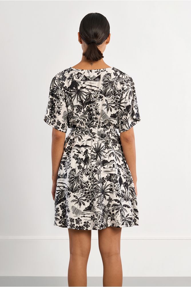 Vestido de manga corta, con lazada y estampado.