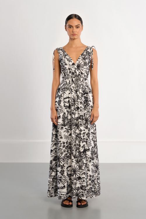 Vestido largo, sin manga, con estampado fantasía.