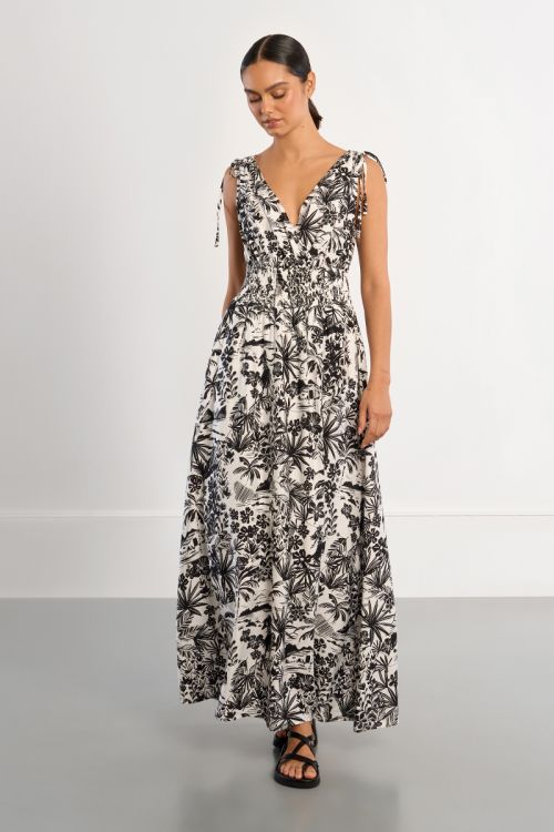 Vestido largo, sin manga, con estampado fantasía.