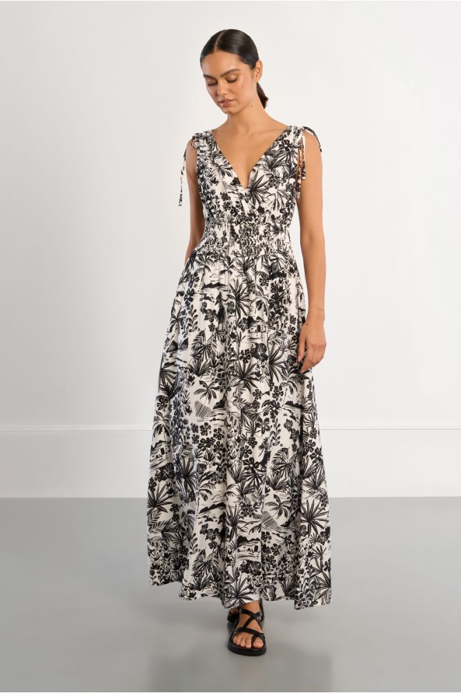 Vestido largo, sin manga, con estampado fantasía.