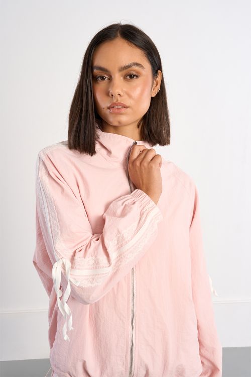 Chaqueta de mujer bomber, detalle de encaje.