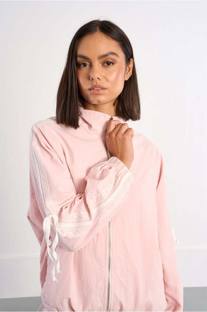 Chaqueta de mujer bomber, detalle de encaje.