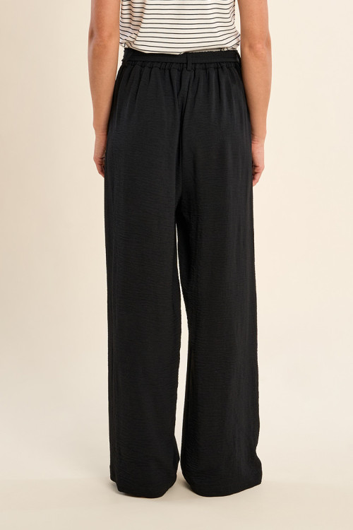 Pantalón de mujer largo, con lazada y pliegues.