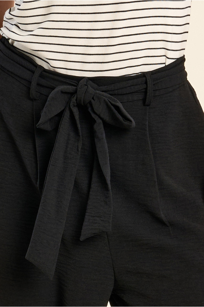 Pantalón de mujer largo, con lazada y pliegues.