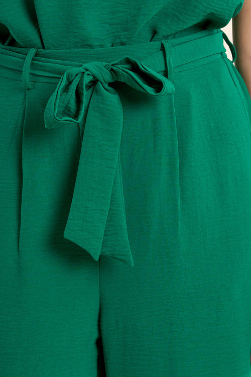 Pantalón de mujer largo, con lazada y pliegues.