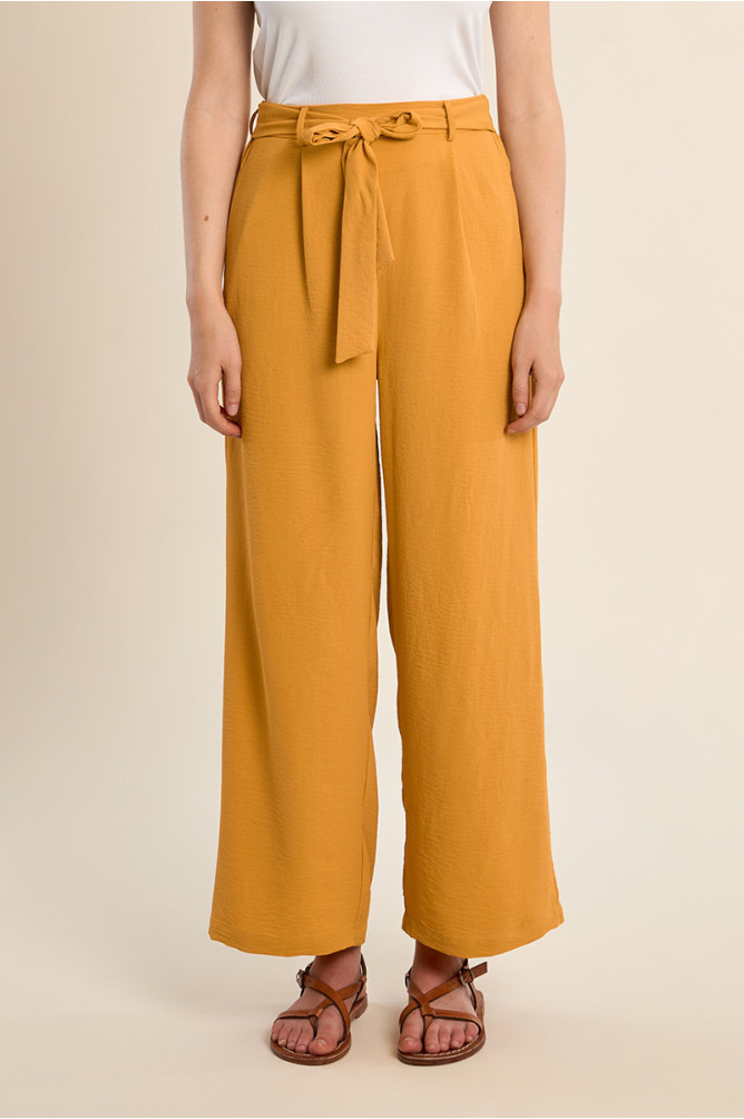 Pantalón de mujer largo, con lazada y pliegues.