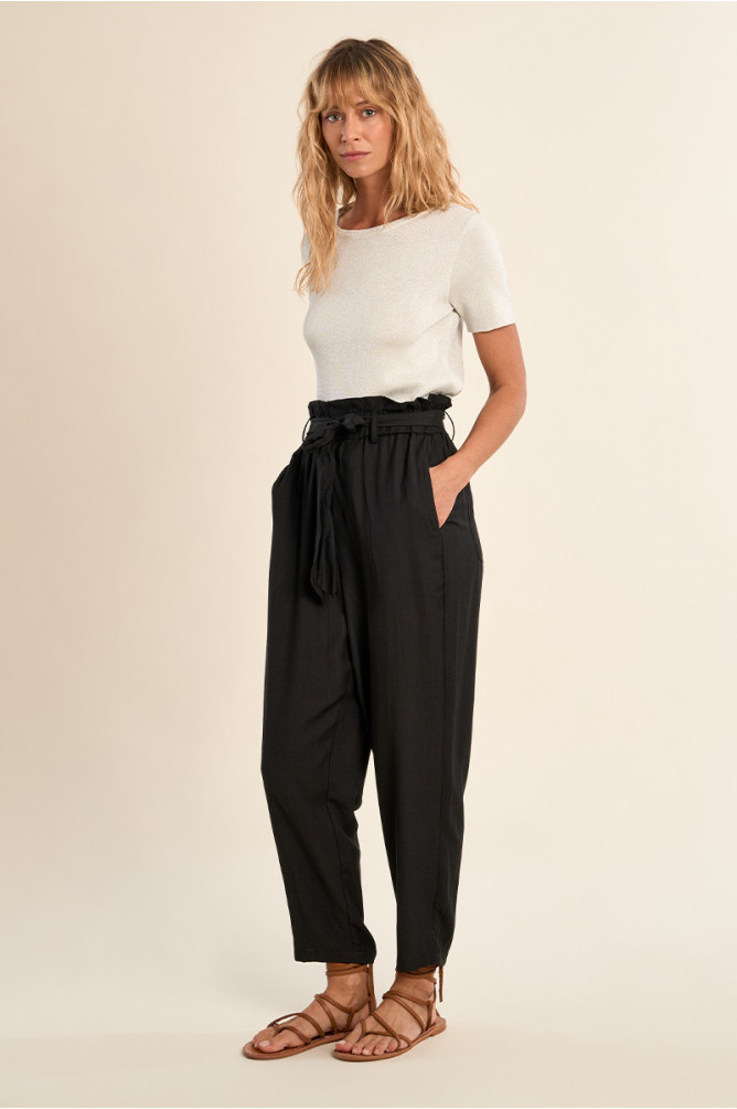 Pantalón de mujer tobillero, con estampado y lazada.