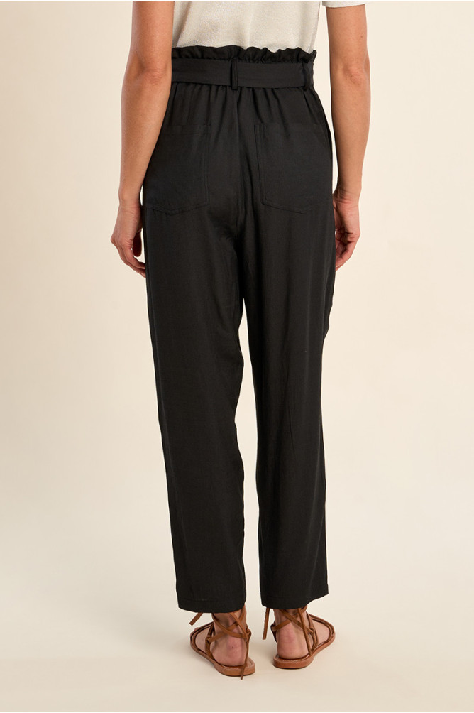 Pantalón de mujer tobillero, con estampado y lazada.