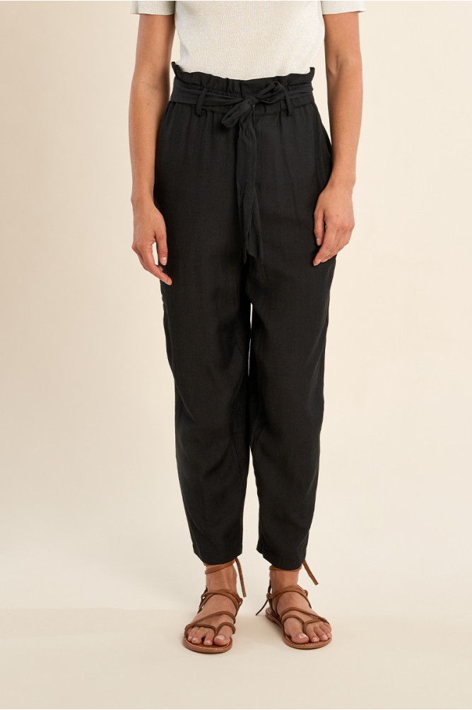 Pantalón de mujer tobillero, con estampado y lazada.