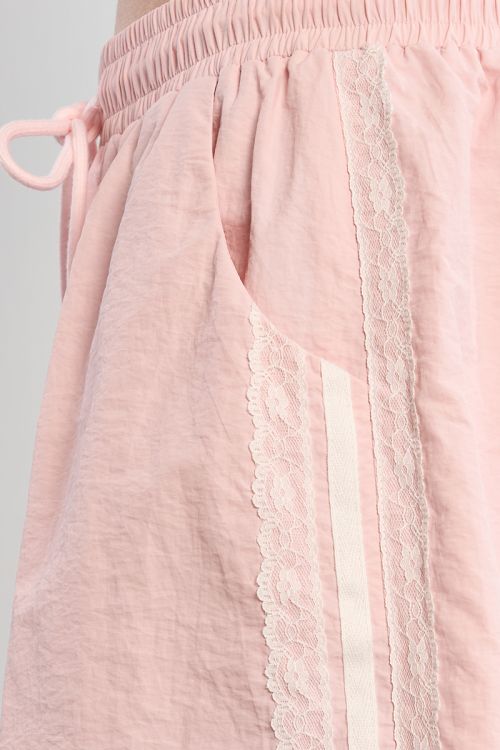 Short de survêtement en nylon et en dentelle
