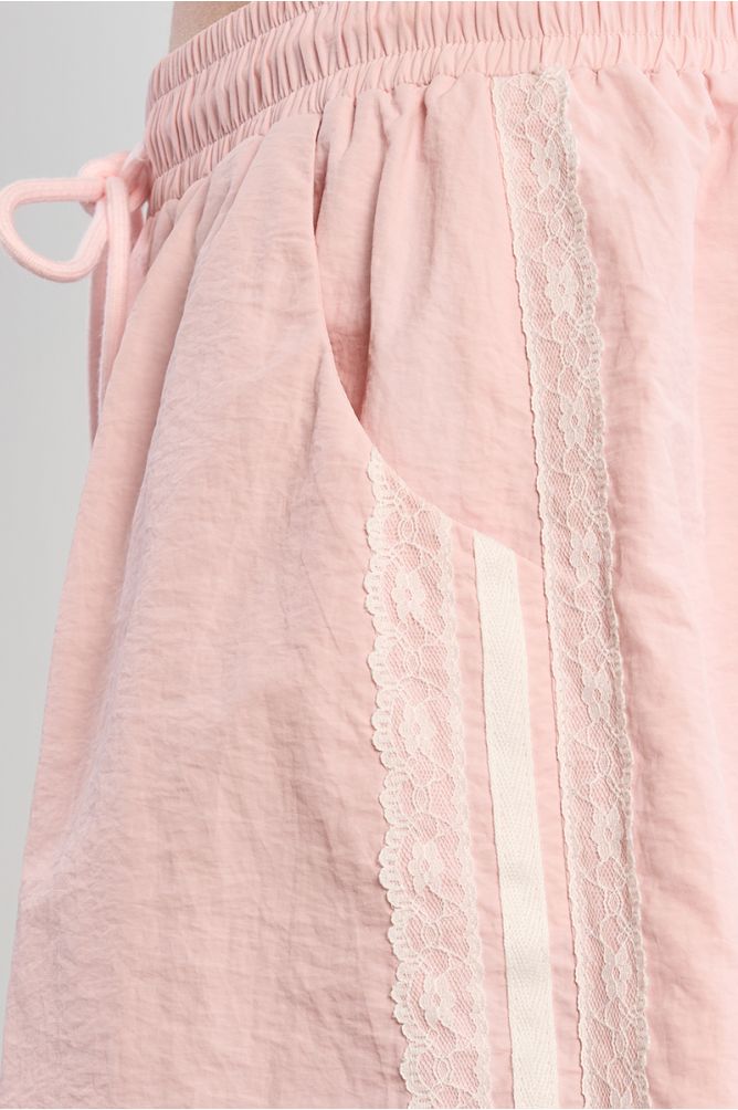 Short de mujer corto, con lazada.