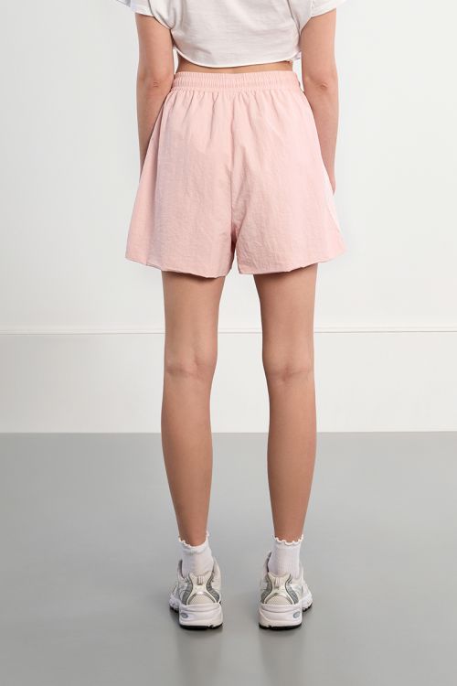 Short de mujer corto, con lazada.