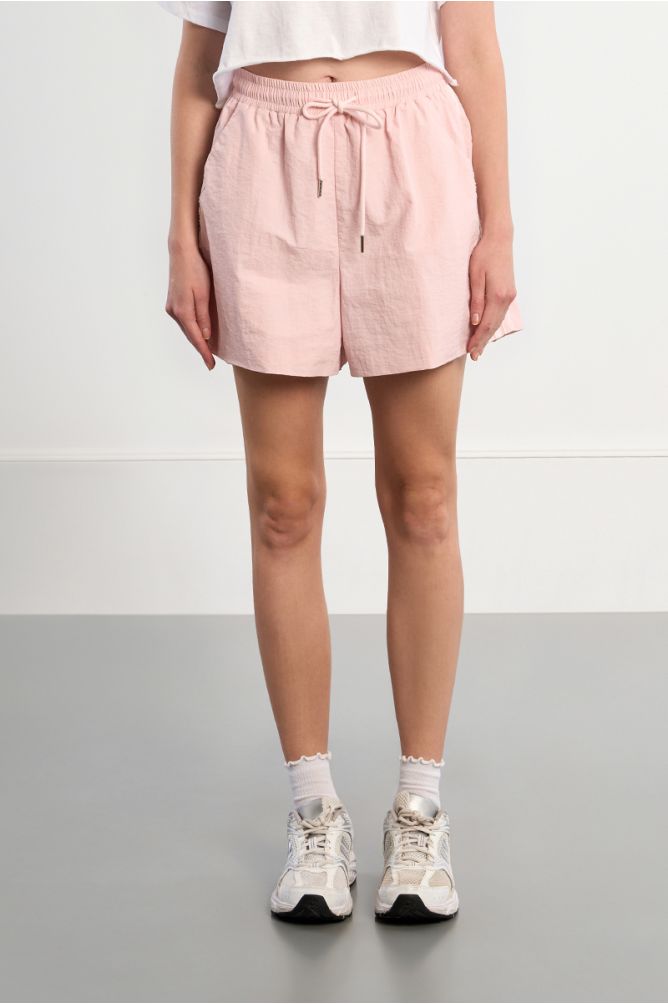 Short de mujer corto, con lazada.