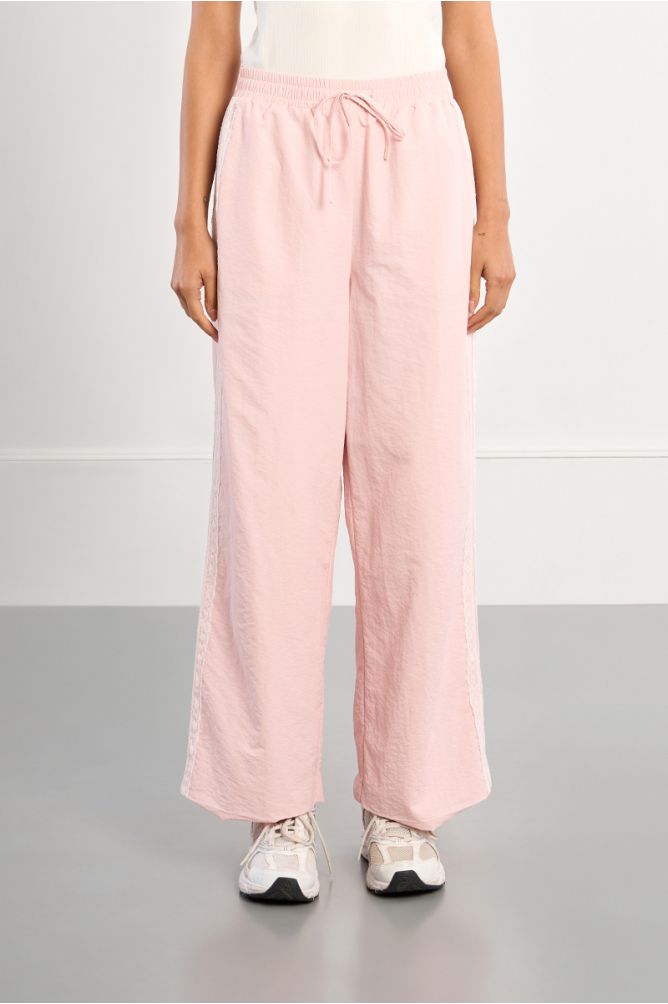Pantalon de survêtement en nylon et en dentelle