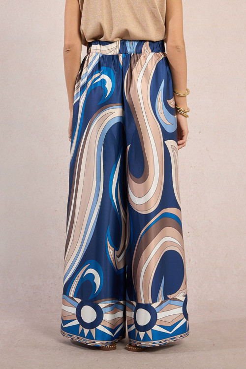 Pantalón de mujer largo, ancho, con estampado.