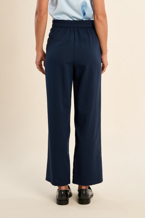 Pantalón de mujer tobillero, detalle pliegues.