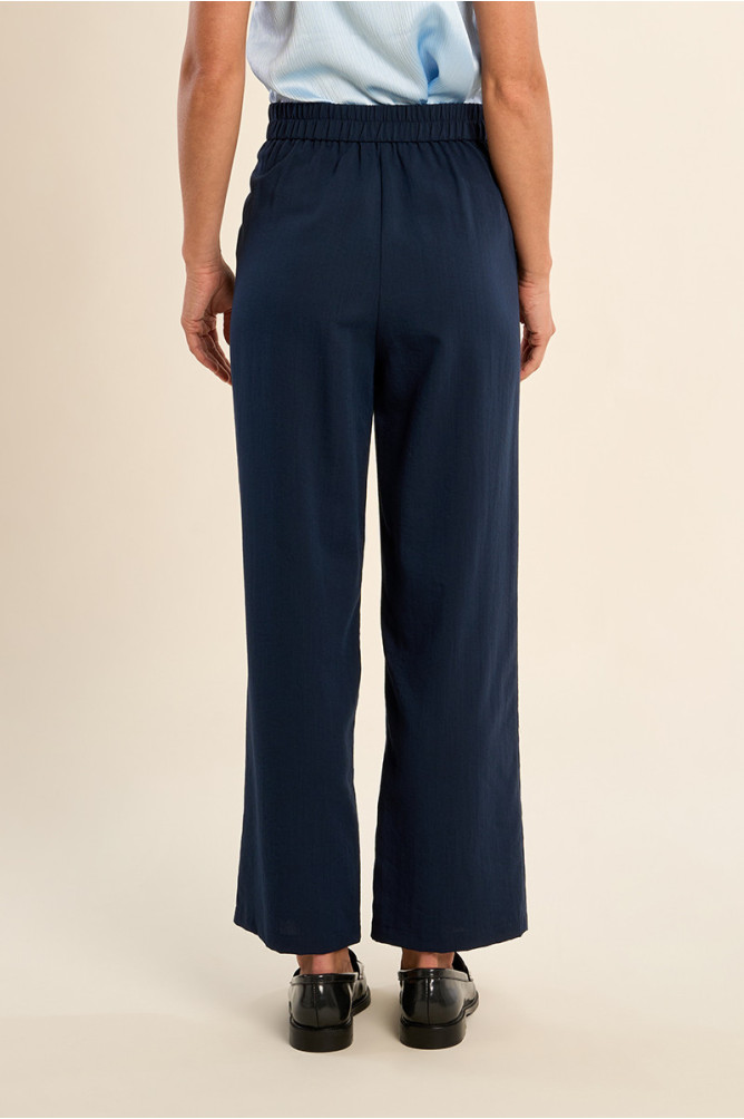 Straight, high-waisted trousers