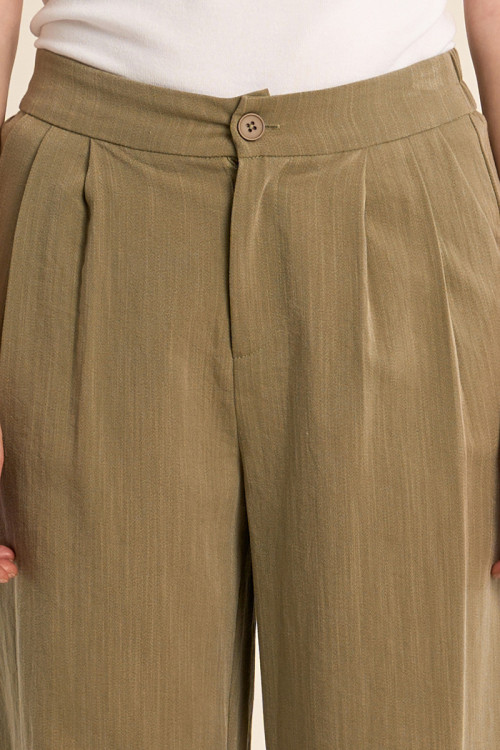 Pantalón de mujer tobillero, detalle pliegues.