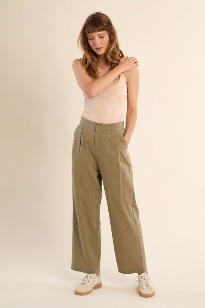 Straight, high-waisted trousers
