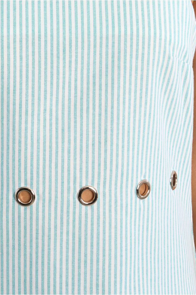 Vestido corto, de tirantes, con estampado y aberturas.
