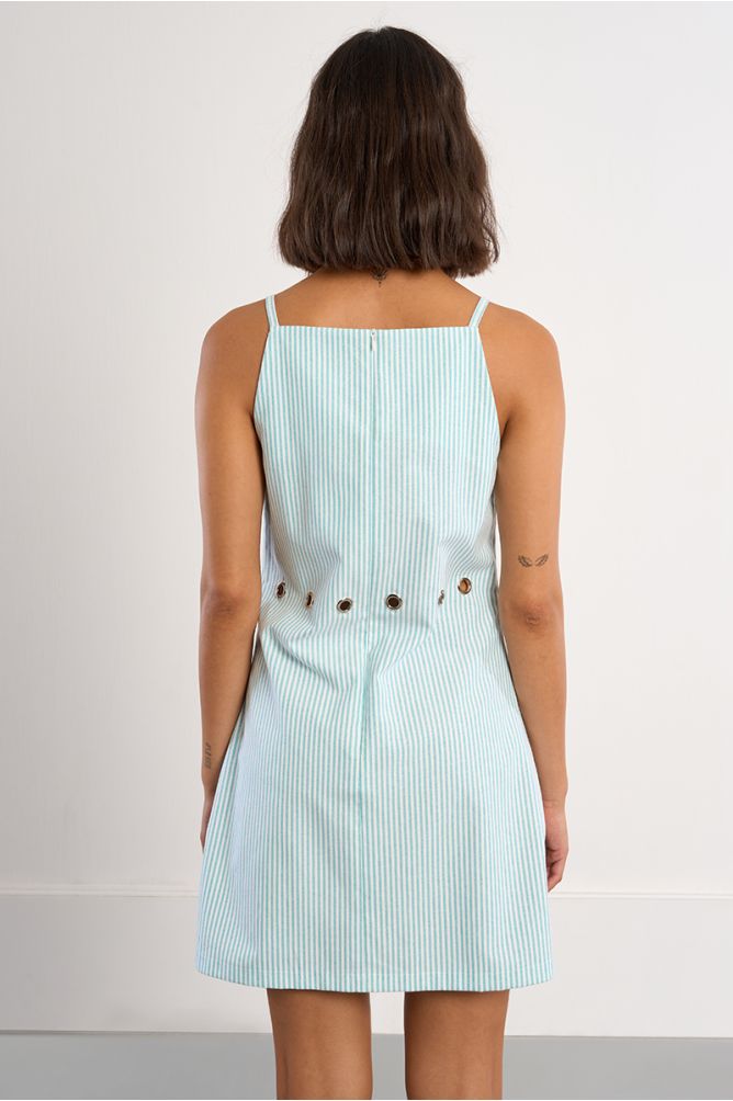 Vestido corto, de tirantes, con estampado y aberturas.