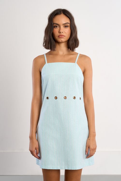 Vestido corto, de tirantes, con estampado y aberturas.