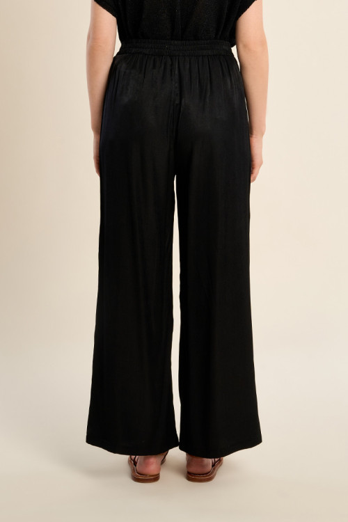 Pantalón de mujer largo, detalle pliegues.