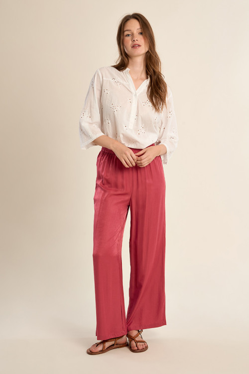 Pantalón de mujer largo, detalle pliegues.