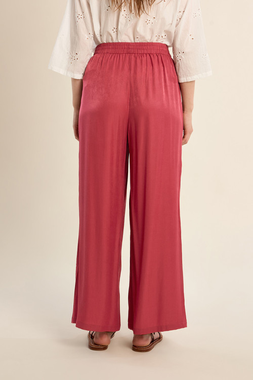 Pantalón de mujer largo, detalle pliegues.